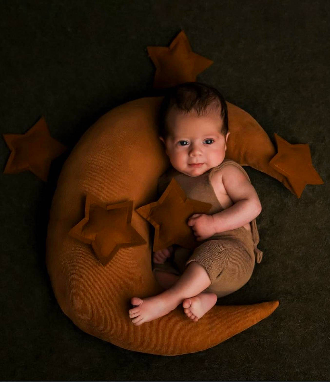 Aaron participe au concours pour gagner de l'argent avec cette photo : baby, brown, cheek, chest, comfort, elbow, eye, flash_photography, flooring, hairstyle, head, human_body, leg, mouth, person, skin, stomach, thigh, toy, trunk
