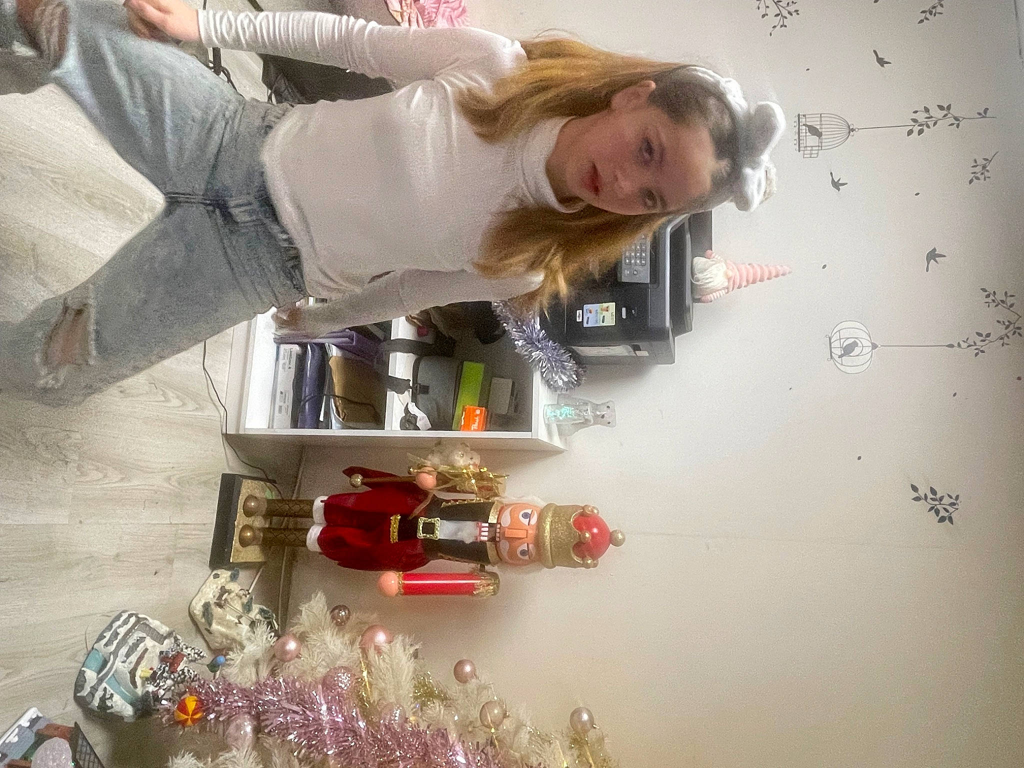 Charlyne participe au concours pour gagner de l'argent avec cette photo : fashion_accessory, fashion_design, fun, jewellery, material_property, ornament, person, room, toy