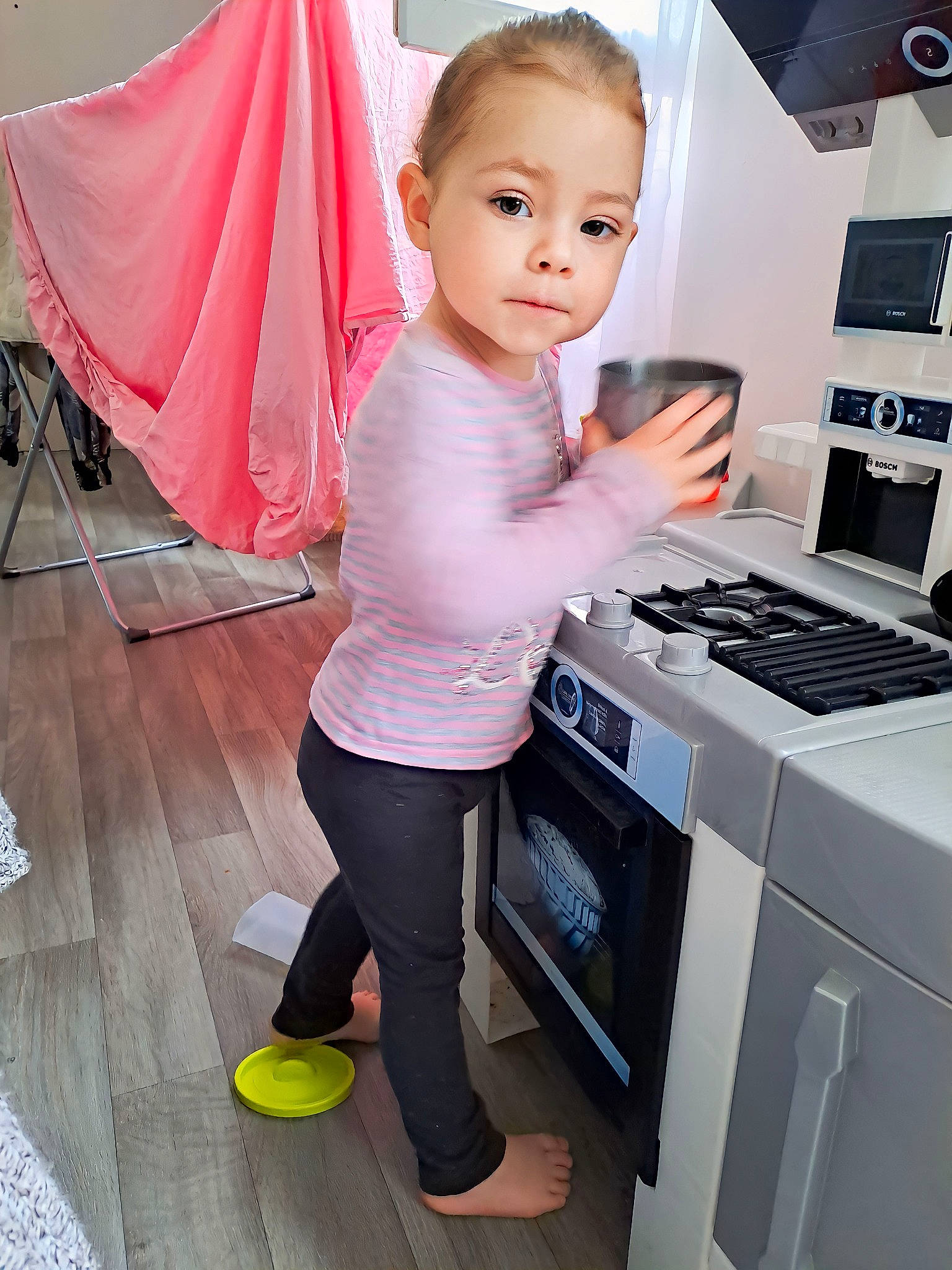 Alexia a rejoint le concours — aidez-le/la à gagner de superbes lots ! beauty, child, computer_keyboard, computer_monitor, fashion_accessory, flooring, fun, home_appliance, input_device, kitchen, machine, magenta, major_appliance, office_equipment, peripheral, person, room, standing, t_shirt, toddler