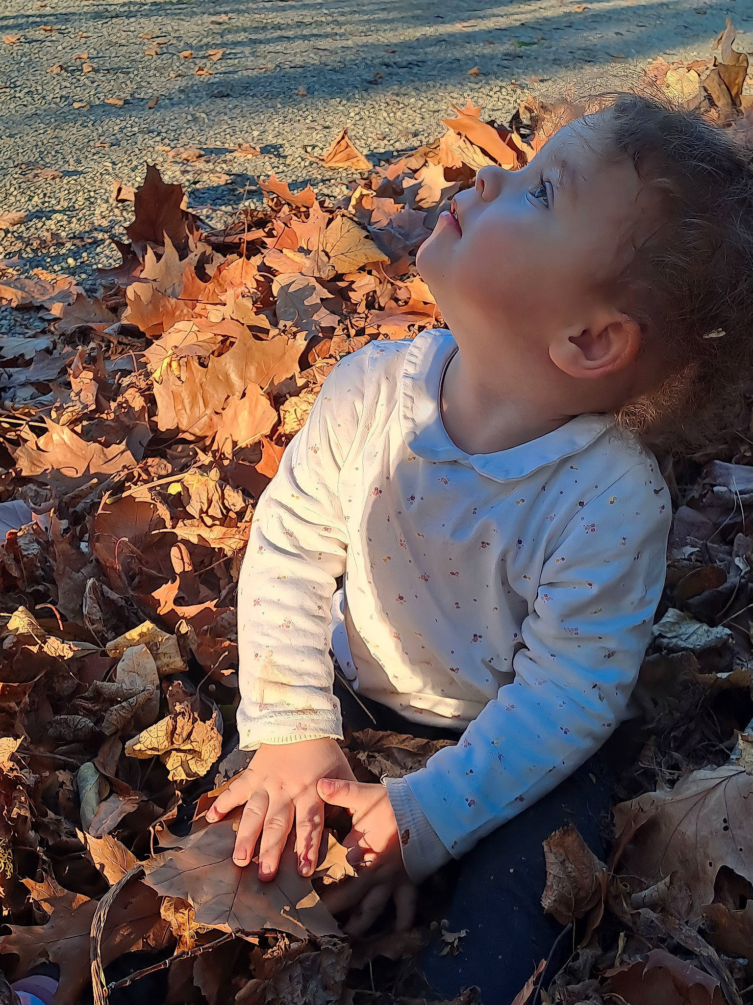 Alexia participe au concours pour gagner de l'argent avec cette photo : baby, baby_toddler_clothing, beach, child, deciduous, flash_photography, fun, grass, happy, human_body, landscape, natural_environment, people_in_nature, person, sand, sitting, soil, sunlight, tints_and_shades, toddler