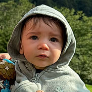 Ayaz a rejoint le concours — aidez-le/la à gagner de superbes lots ! toddler, child, hoodie, outdoor, nature, greenery, face, portrait, cute, baby, person, clothing, expression, young_child, holding, hand, daylight, casual_wear, curious, headwear