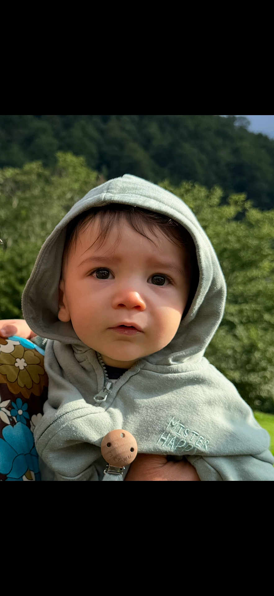 Ayaz a rejoint le concours — aidez-le/la à gagner de superbes lots ! toddler, child, hoodie, outdoor, nature, greenery, face, portrait, cute, baby, person, clothing, expression, young_child, holding, hand, daylight, casual_wear, curious, headwear