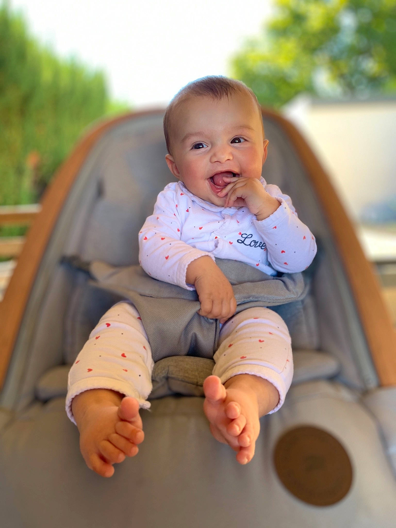 Hailey participe au concours pour gagner de l'argent avec cette photo : baby, baby_products, child, finger, leisure, person, product, sitting, skin, smile, toddler, vacation
