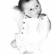 Ayden a rejoint le concours — aidez-le/la à gagner de superbes lots ! baby, infant, portrait, black_and_white, clothing, buttoned_shirt, face, eyes, expression, newborn, cute, skin, head, hands, looking_up, studio, soft_lighting, monochrome, isolated, young_child