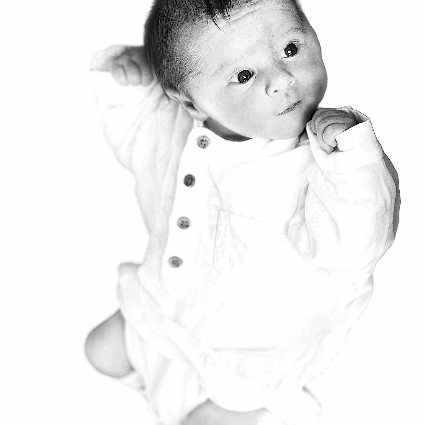Ayden a rejoint le concours — aidez-le/la à gagner de superbes lots ! baby, black_and_white, buttoned_shirt, clothing, cute, expression, eyes, face, hands, head, infant, isolated, looking_up, monochrome, newborn, portrait, skin, soft_lighting, studio, young_child