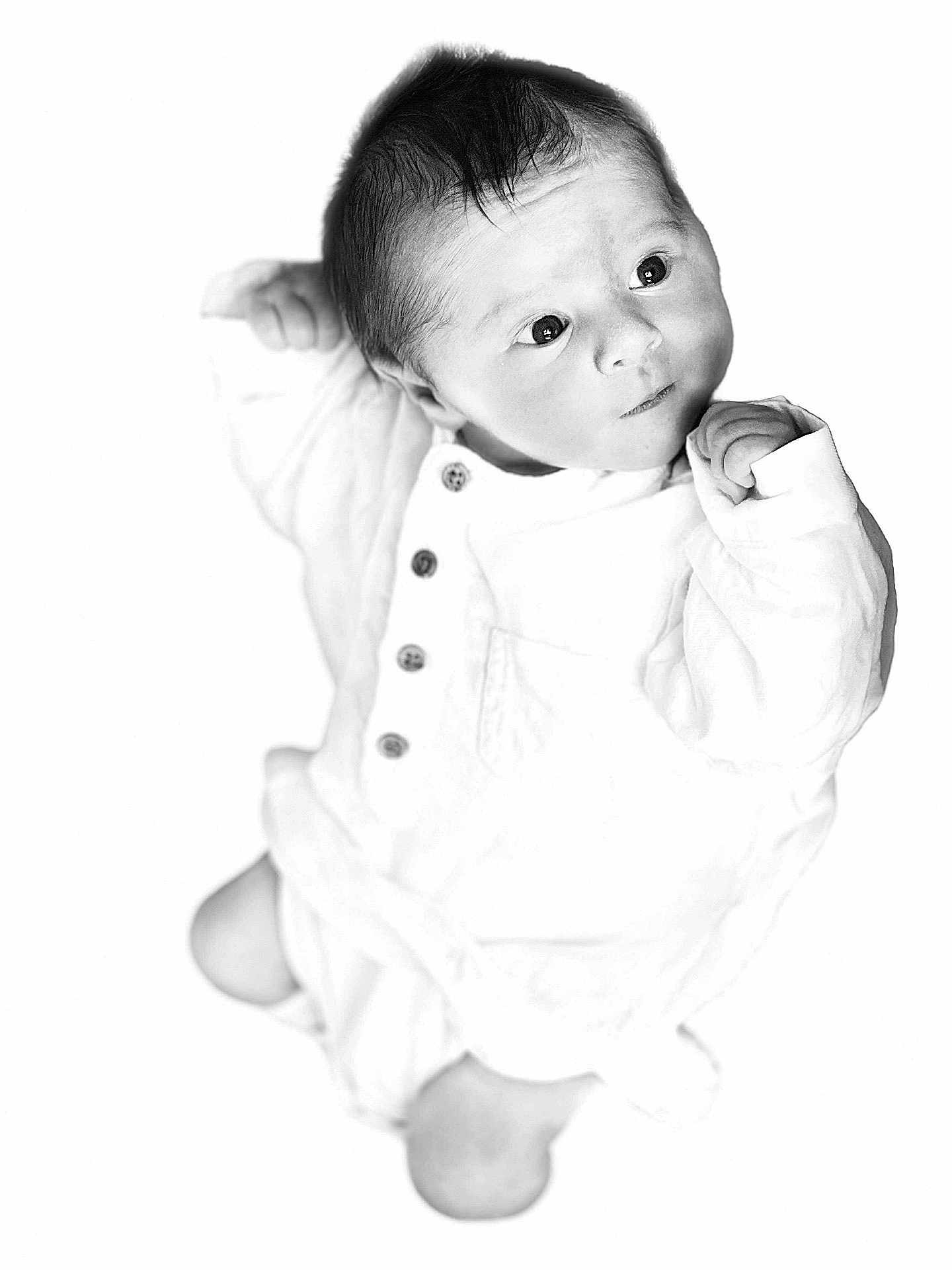 Ayden a rejoint le concours — aidez-le/la à gagner de superbes lots ! baby, infant, portrait, black_and_white, clothing, buttoned_shirt, face, eyes, expression, newborn, cute, skin, head, hands, looking_up, studio, soft_lighting, monochrome, isolated, young_child