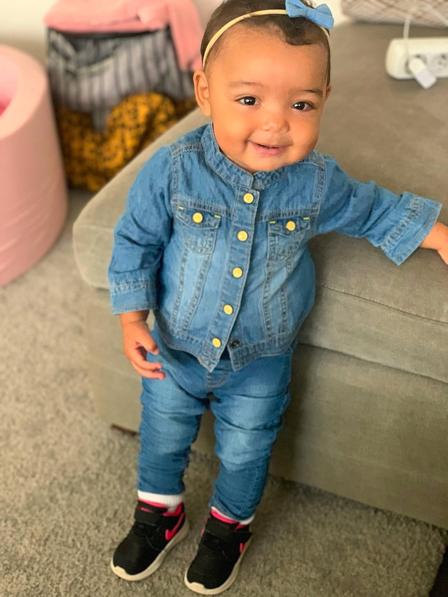 Khloe participe au concours pour gagner de l'argent avec cette photo : baby, baby_toddler_clothing, child, chin, cool, denim, dress_shirt, electric_blue, eye, face, fashion_accessory, hairstyle, happy, head, headgear, joy, person, sitting, skin, sleeve