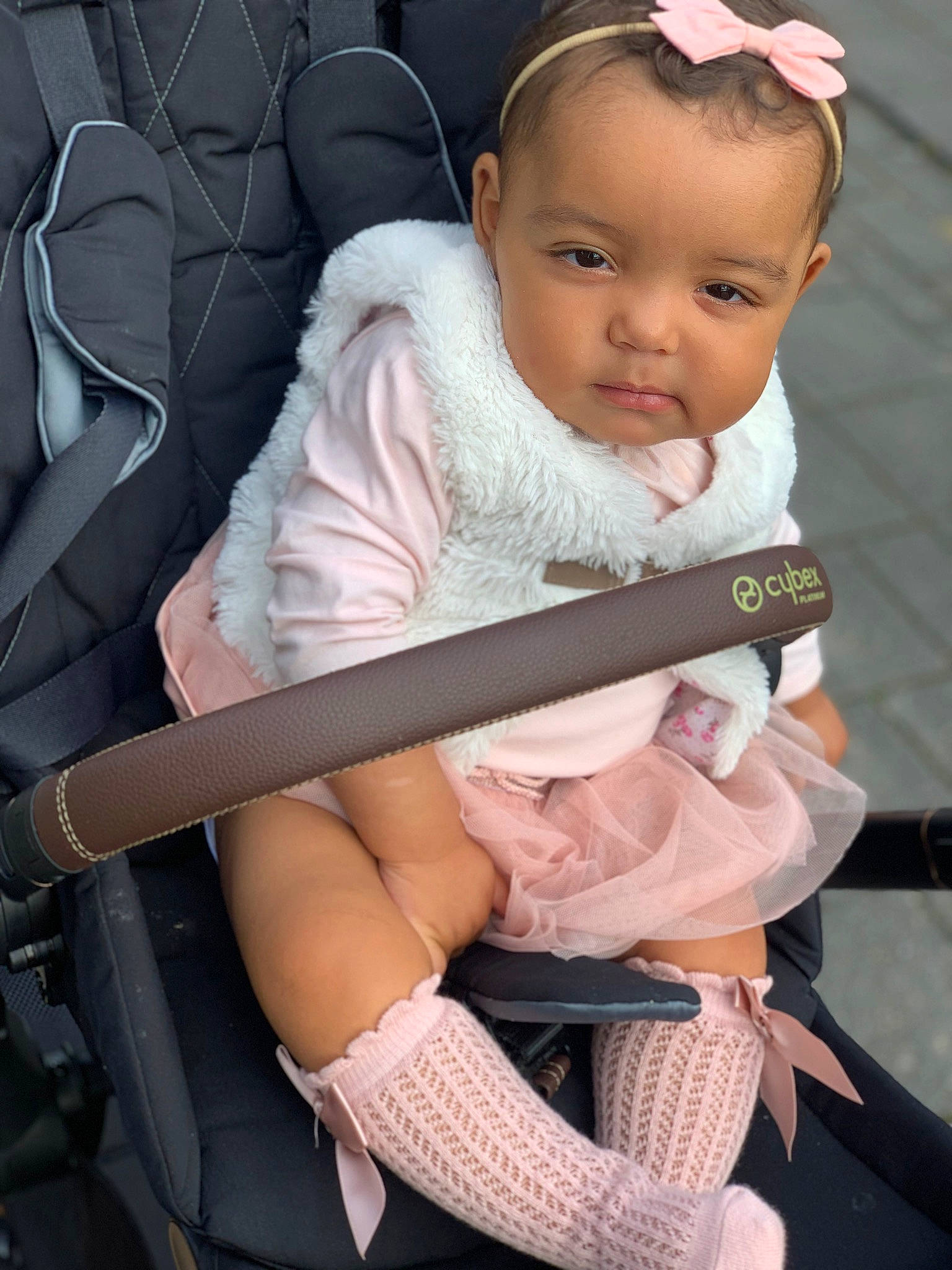 Khloe a rejoint le concours — aidez-le/la à gagner de superbes lots ! arm, baby, baby_carriage, baby_safety, baby_toddler_clothing, chair, cheek, child, comfort, eyebrow, eyelash, hairstyle, hand, happy, lap, mouth, person, pink, seat_belt, thigh