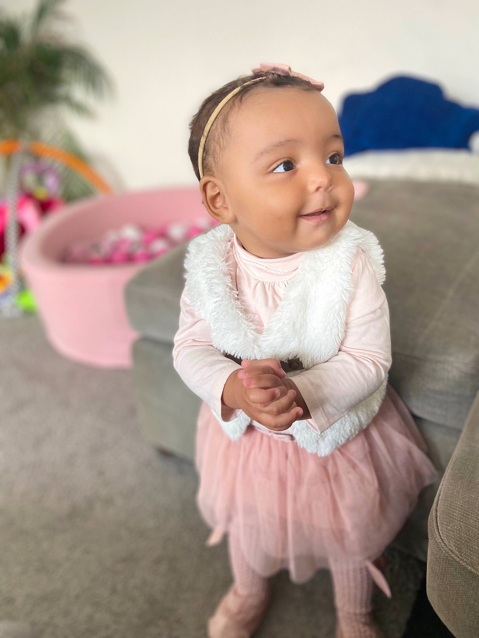 Khloe participe au concours pour gagner de l'argent avec cette photo : baby, baby_toddler_clothing, cheek, child, embellishment, flash_photography, flooring, fun, happy, iris, magenta, palm_tree, person, pink, purple, sitting, skin, sleeve, smile, toddler