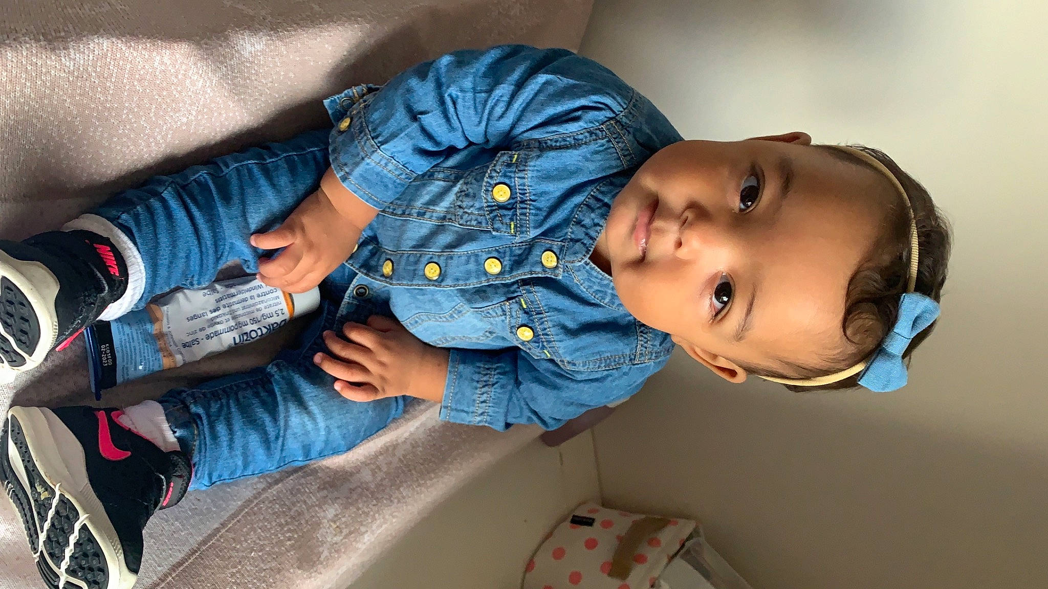 Khloe a rejoint le concours — aidez-le/la à gagner de superbes lots ! arm, baby, baby_toddler_clothing, child, comfort, denim, electric_blue, eye, fun, happy, hat, headgear, human_leg, mouth, person, room, sitting, sleeve, thigh, toddler