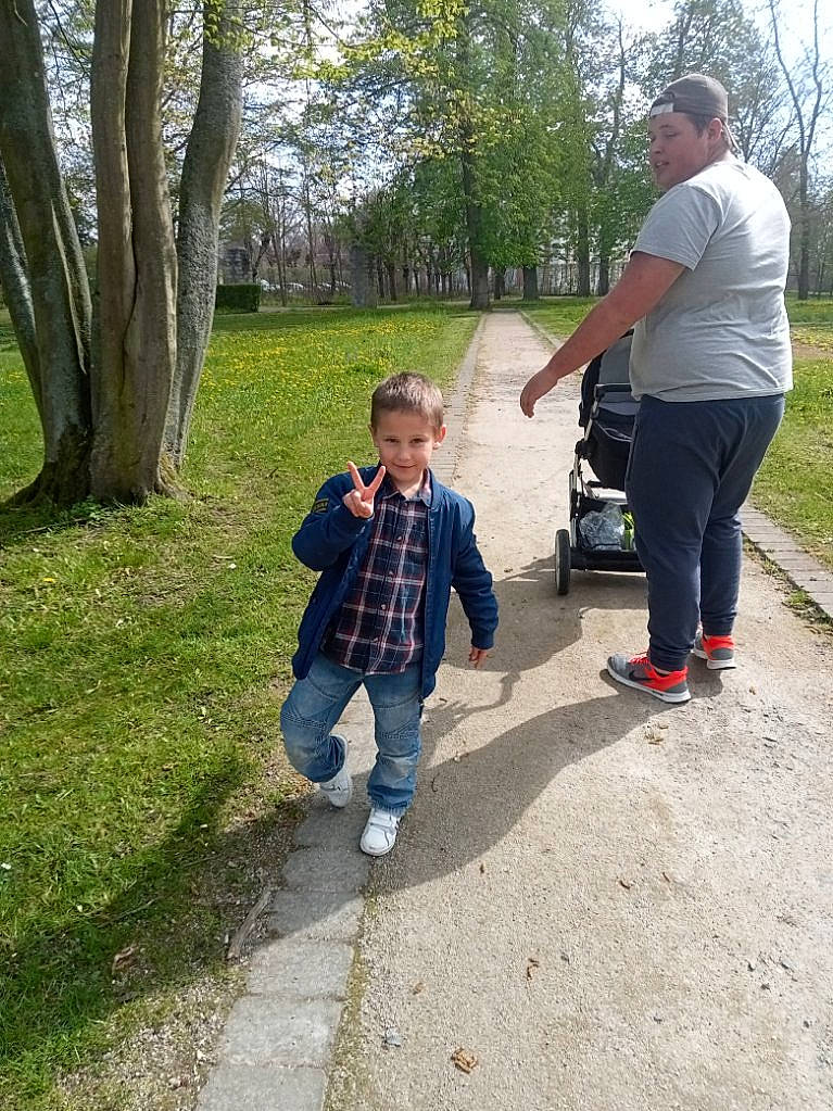 Bryan participe au concours pour gagner de l'argent avec cette photo : asphalt, boot, child, footwear, fun, gesture, grass, headwear, joy, landscape, leisure, people_in_nature, person, plant, recreation, road_surface, shoe, sky, sneakers, soil