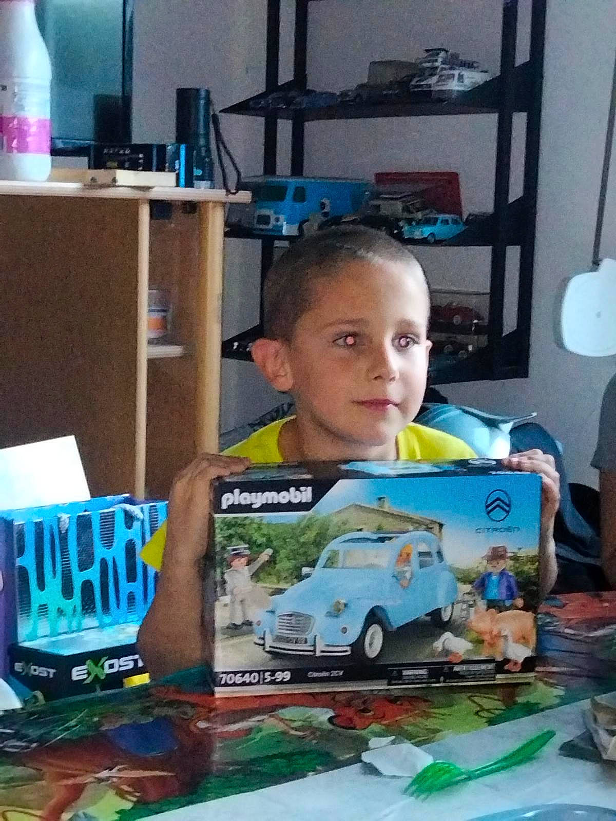 Bryan a rejoint le concours — aidez-le/la à gagner de superbes lots ! art, automotive_design, car, chair, child, classic_car, family_car, fun, gadget, house, motor_vehicle, person, recreation, room, shelf, shelving, t_shirt, table, toddler, toy