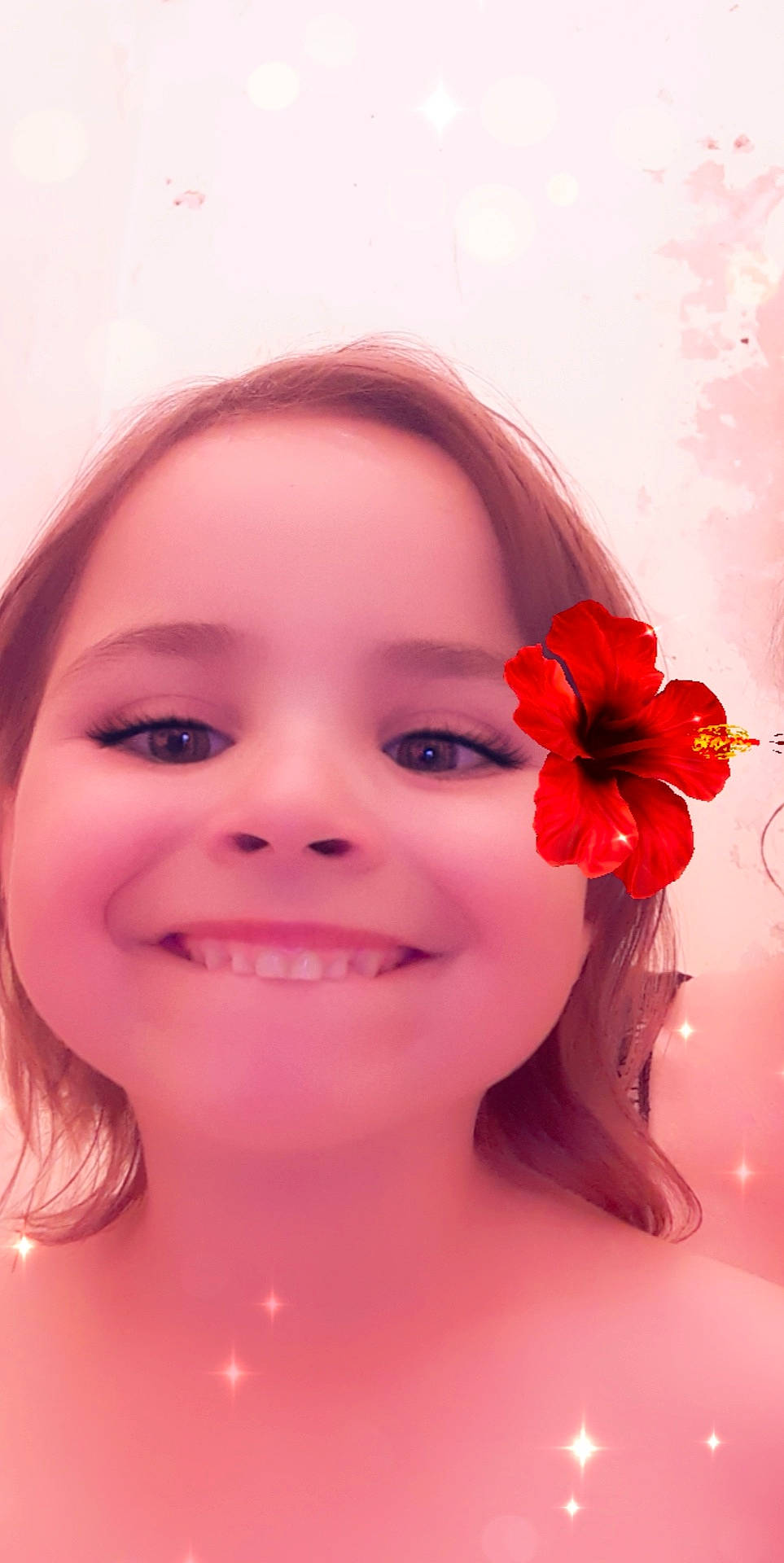 Luna a rejoint le concours — aidez-le/la à gagner de superbes lots ! beauty, cheek, child, child_model, chin, close_up, face, facial_expression, flower, happy, head, joy, lip, mouth, nose, person, petal, pink, plant, red