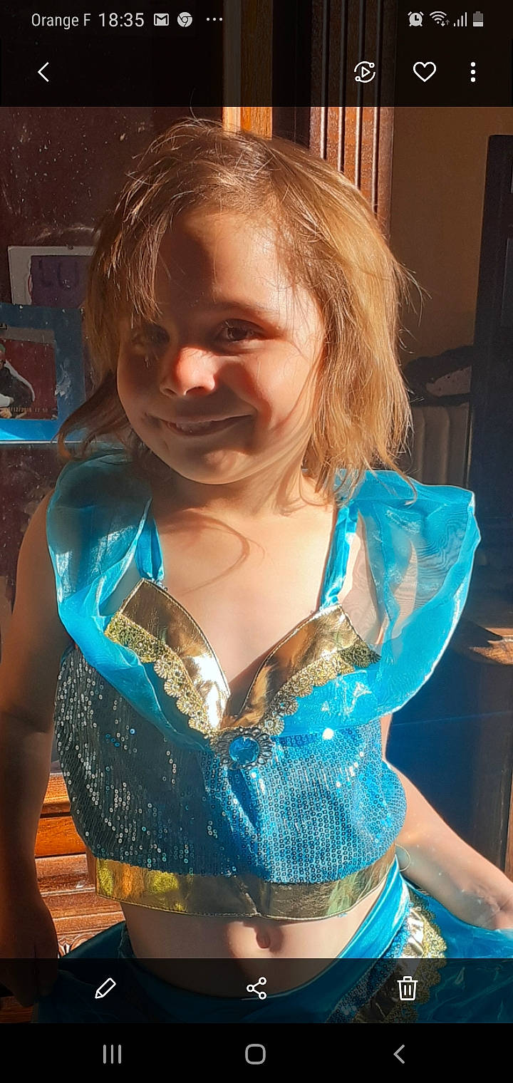 Luna participe au concours pour gagner de l'argent avec cette photo : blond, blue, electric_blue, hair, hair_coloring, lady, person, turquoise, water