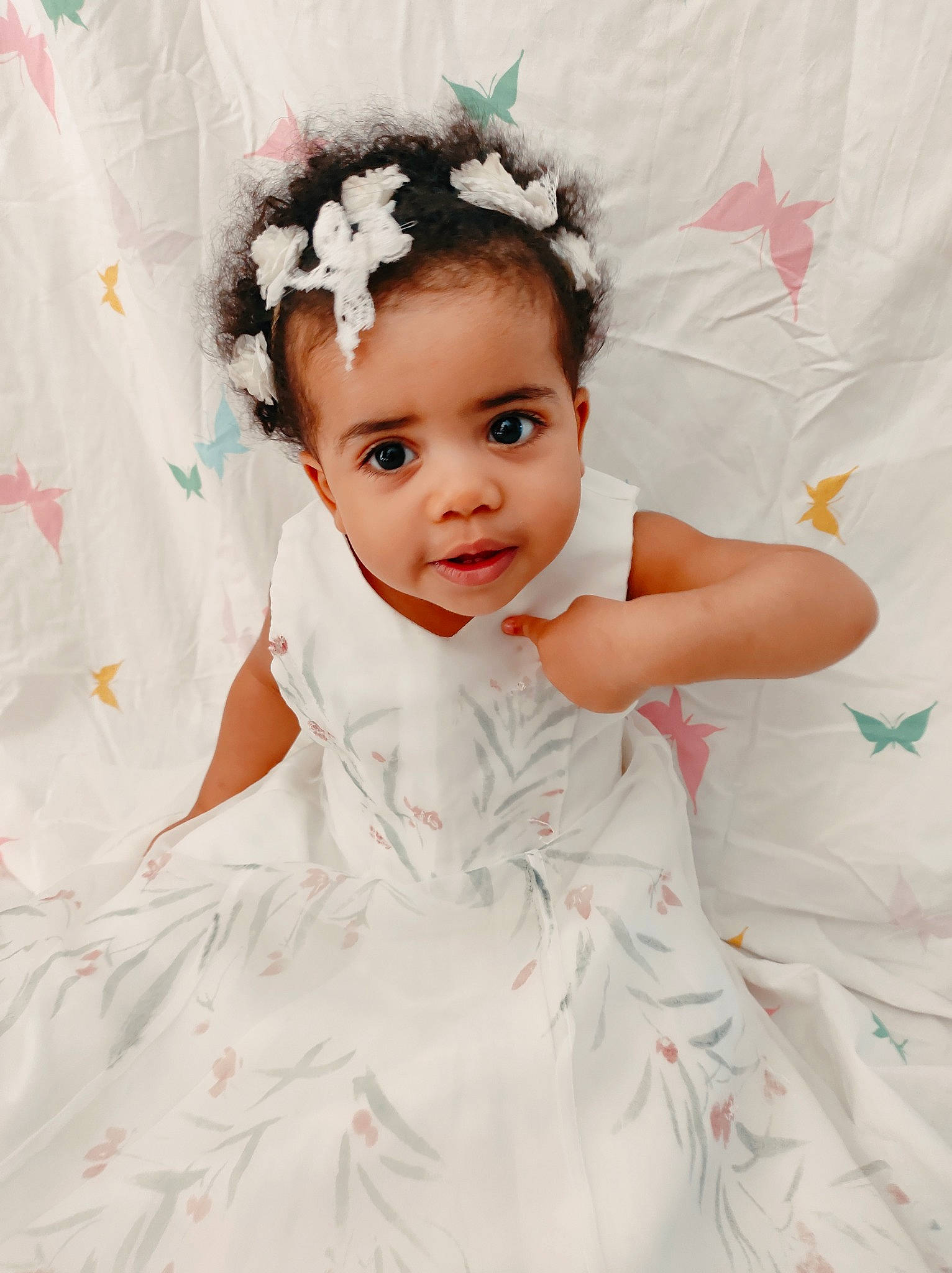 Maribel a rejoint le concours — aidez-le/la à gagner de superbes lots ! baby_toddler_clothing, bridal_accessory, dress, embellishment, eye, eyelash, flash_photography, hand, happy, head, headband, headgear, headpiece, jewellery, person, petal, pink, skin, sleeve, textile