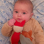 Loan a rejoint le concours — aidez-le/la à gagner de superbes lots ! baby, infant, child, blanket, plush_toy, fox_toy, onesie, blue_pattern, cozy, chubby_cheeks, big_eyes, gaze, hand, lying_down, portrait, soft_texture, nursery, indoor, adorable, warm_clothing