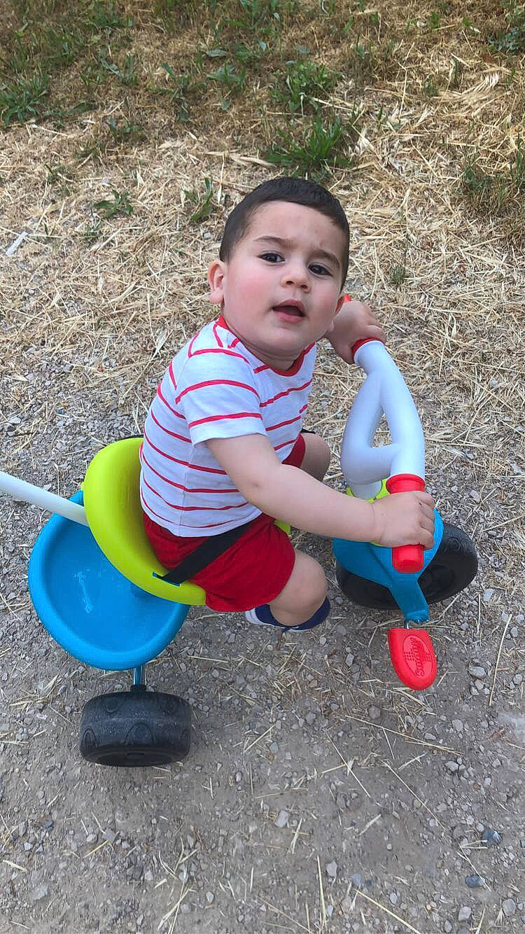 Issam a rejoint le concours — aidez-le/la à gagner de superbes lots ! baby, baby_toddler_clothing, child, face, fun, grass, happy, head, leisure, people, people_in_nature, person, play, recreation, shoe, sitting, smile, sneakers, soil, t_shirt