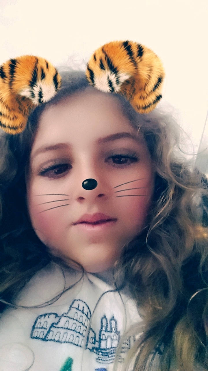 Carolane participe au concours pour gagner de l'argent avec cette photo : beauty, brown_hair, cheek, child, ear, eye, eyebrow, eyelash, face, forehead, fur, hair, hairstyle, headgear, lip, long_hair, nose, person, smile