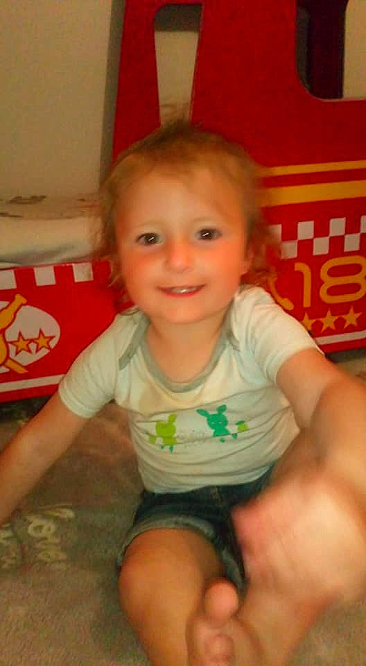 Annabelle a rejoint le concours — aidez-le/la à gagner de superbes lots ! cheek, child, finger, fun, joy, person, play, sitting, skin, smile, thumb, toddler