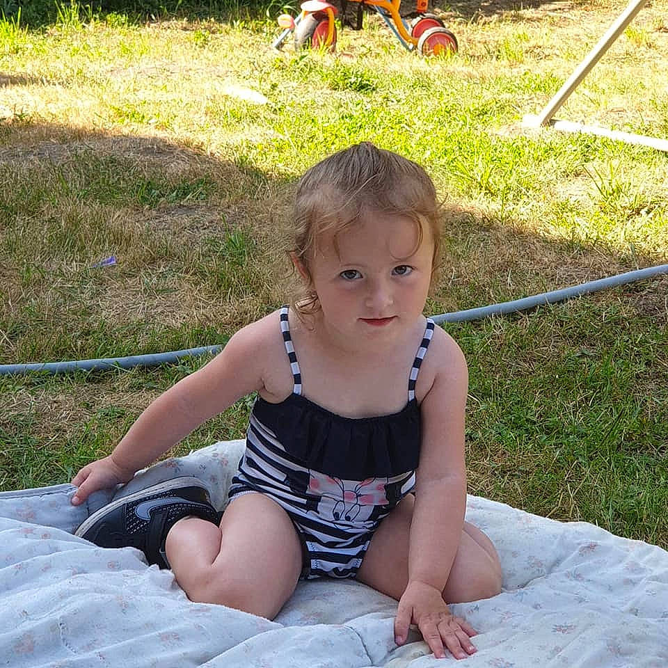 Annabelle participe au concours pour gagner de l'argent avec cette photo : barefoot, child, fawn, grass, leg, leisure, person, sitting, smile, summer, toddler, vacation