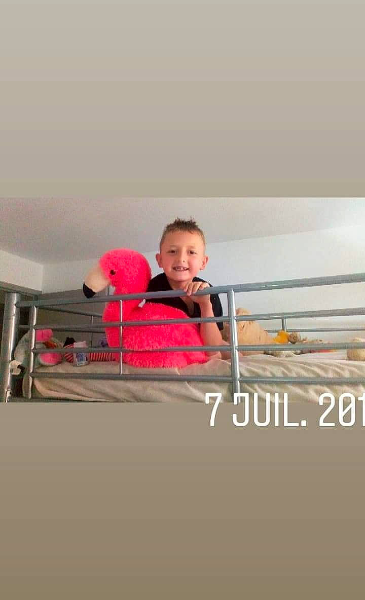 Angel a rejoint le concours — aidez-le/la à gagner de superbes lots ! child, fun, joy, leisure, person, photography, pink, sitting, vacation