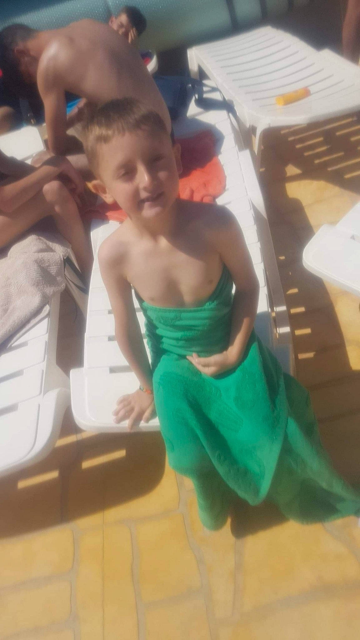 Angel participe au concours pour gagner de l'argent avec cette photo : fun, leg, person, photography, selfie, trunk