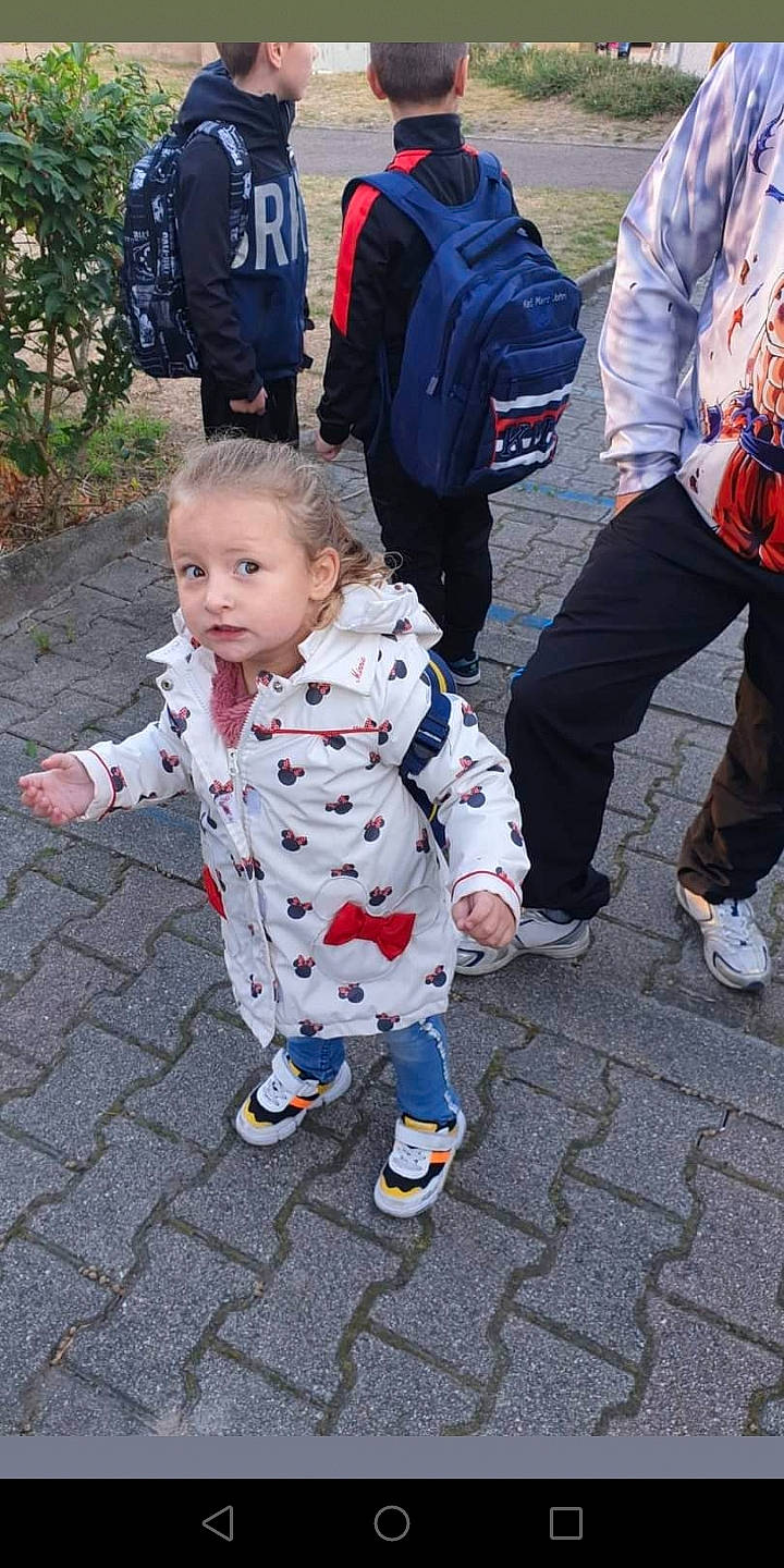 Annabelle participe au concours pour gagner de l'argent avec cette photo : child, person, shoe, toddler