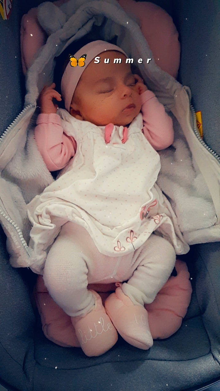 Laïna participe au concours pour gagner de l'argent avec cette photo : arm, baby, baby_toddler_clothing, cheek, comfort, eye, eyebrow, face, facial_expression, gesture, hand, head, headwear, human_body, iris, lip, mouth, nose, organ, person