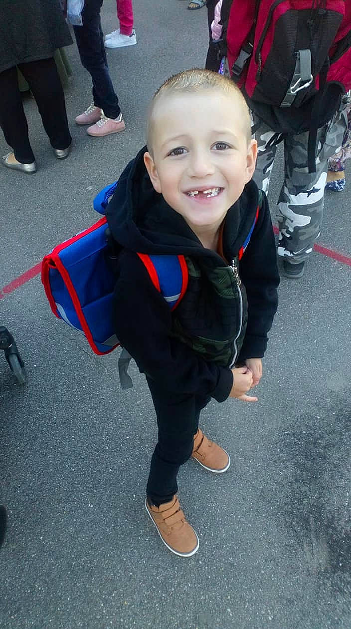 Nolan a rejoint le concours — aidez-le/la à gagner de superbes lots ! boy, child, clothing, cool, costume, day, facial_expression, footwear, fun, girl, joy, male, outerwear, person, product, red, smile, snapshot, standing, vertebrate