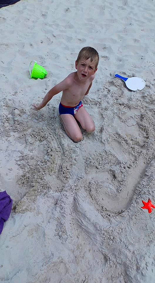 Nolan a rejoint le concours — aidez-le/la à gagner de superbes lots ! beach, child, fun, girl, leg, leisure, material, person, play, recreation, sand, summer, sun_tanning, toddler, vacation, water