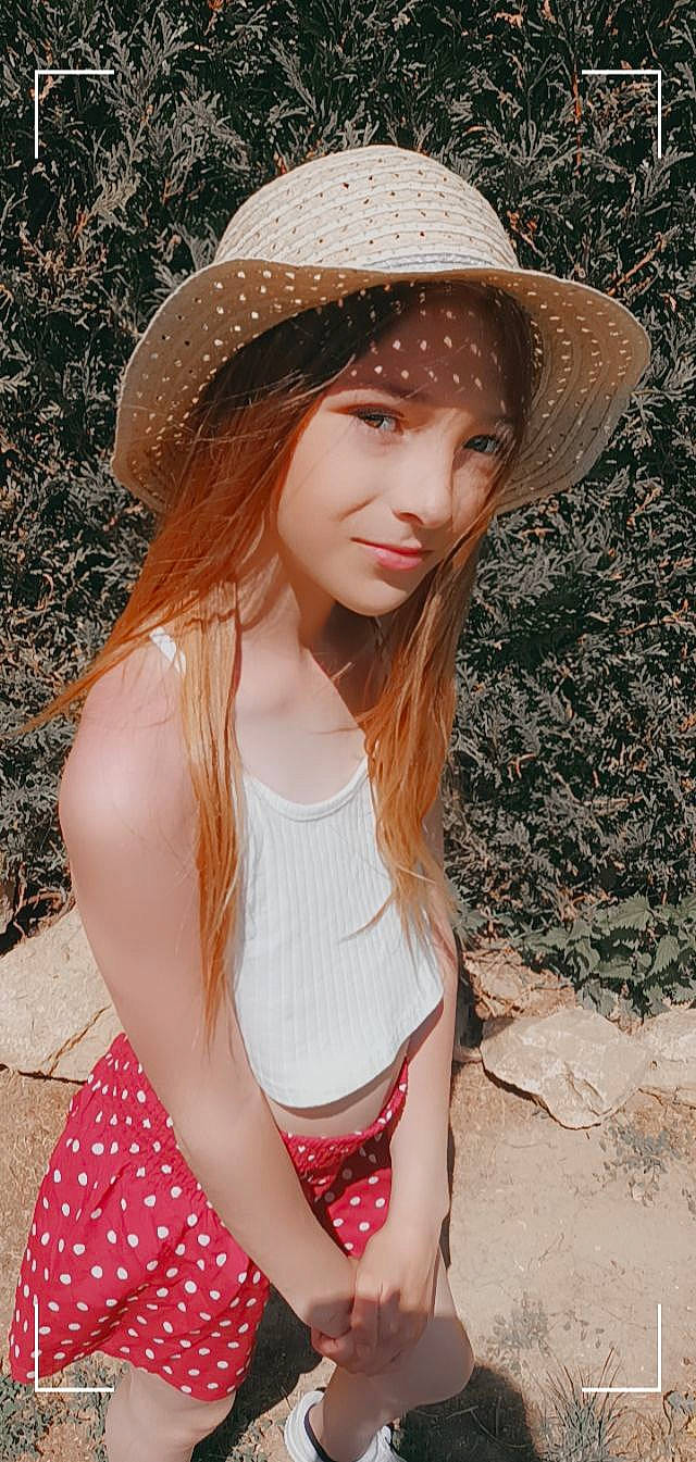 Lena participe au concours pour gagner de l'argent avec cette photo : cap, eye, eyelash, face, fedora, flash_photography, hairstyle, hat, head, joy, lip, neck, organ, person, photograph, skin, sleeve, street_fashion, sun_hat, sunlight