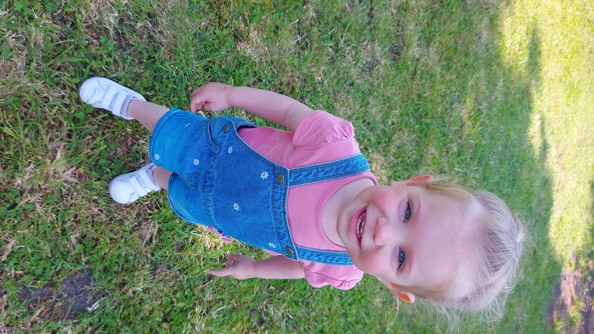 Chloé a rejoint le concours — aidez-le/la à gagner de superbes lots ! baby, baby_laughing, baby_toddler_clothing, child, clothing, electric_blue, face, fun, grass, grassland, happy, hat, joy, leisure, people_in_nature, person, plant, play, smile, toddler