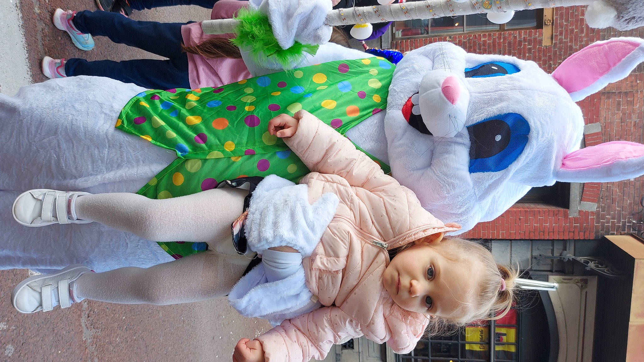 Chloé participe au concours pour gagner de l'argent avec cette photo : baby, baby_toddler_clothing, child, comfort, event, fun, human_leg, leisure, linens, pattern, person, plush, room, sitting, sock, stuffed_toy, textile, thigh, toddler, toy