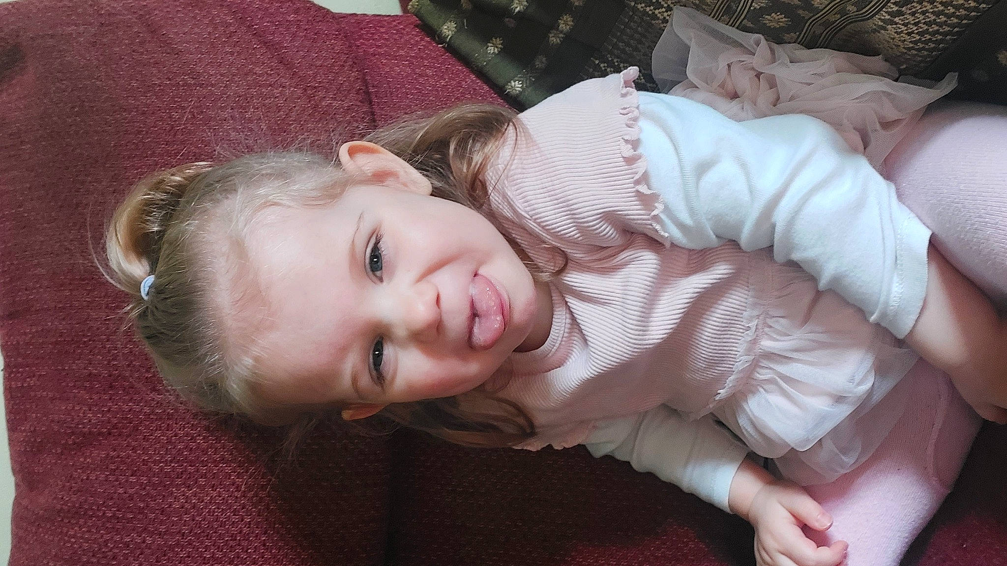 Chloé a rejoint le concours — aidez-le/la à gagner de superbes lots ! baby_toddler_clothing, cheek, child, comfort, flash_photography, flooring, fur, grass, happy, head, iris, lip, nose, person, portrait_photography, sitting, skin, sleeve, smile, toddler