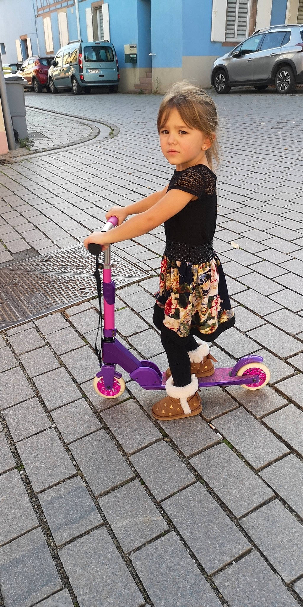 Maëline participe au concours pour gagner de l'argent avec cette photo : child, kick_scooter, leg, person, pink, play, toddler, vehicle