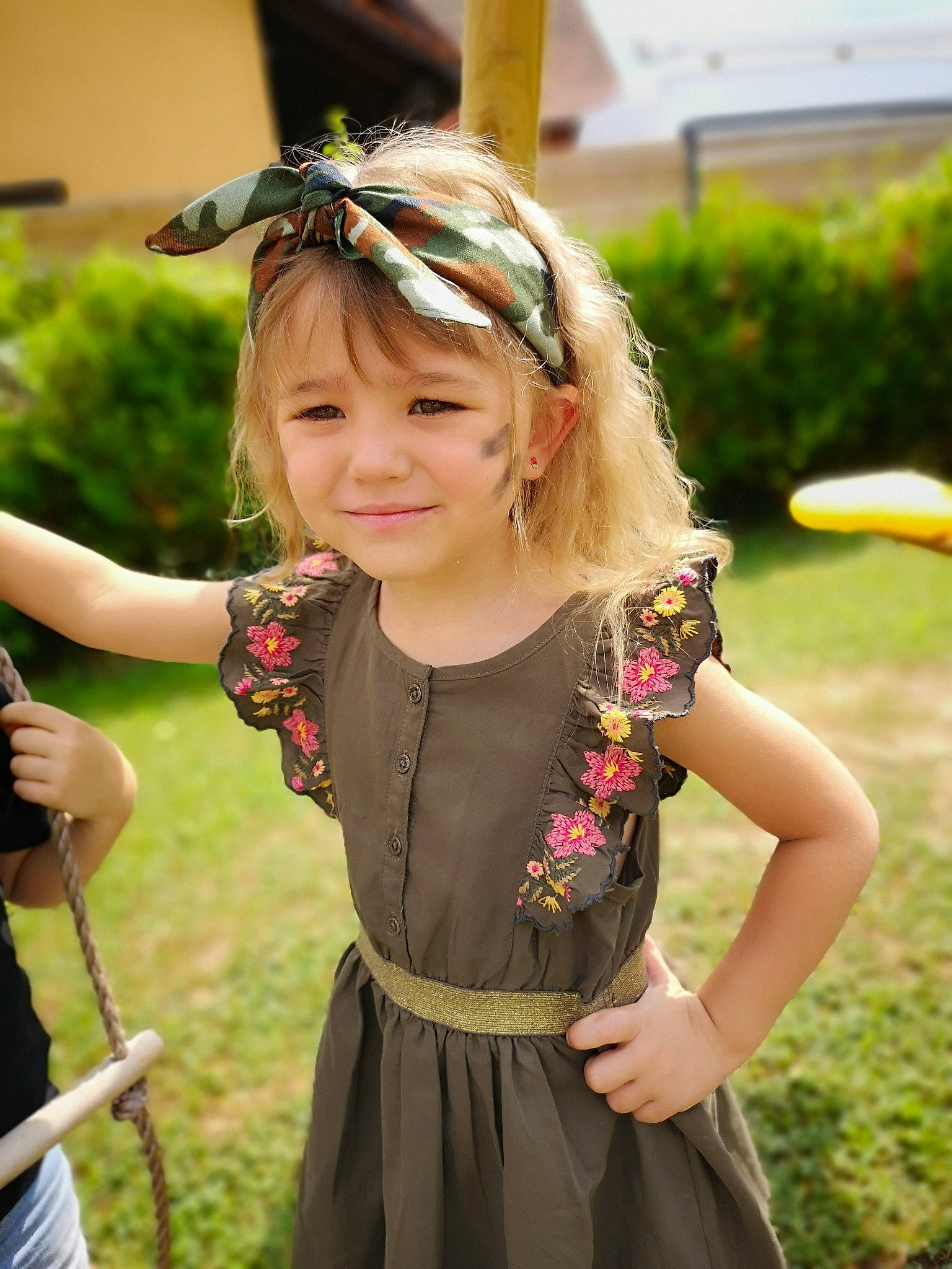 Maëline participe au concours pour gagner de l'argent avec cette photo : child, child_model, fashion_accessory, fawn, fun, hair_accessory, happy, headband, headpiece, joy, person, smile