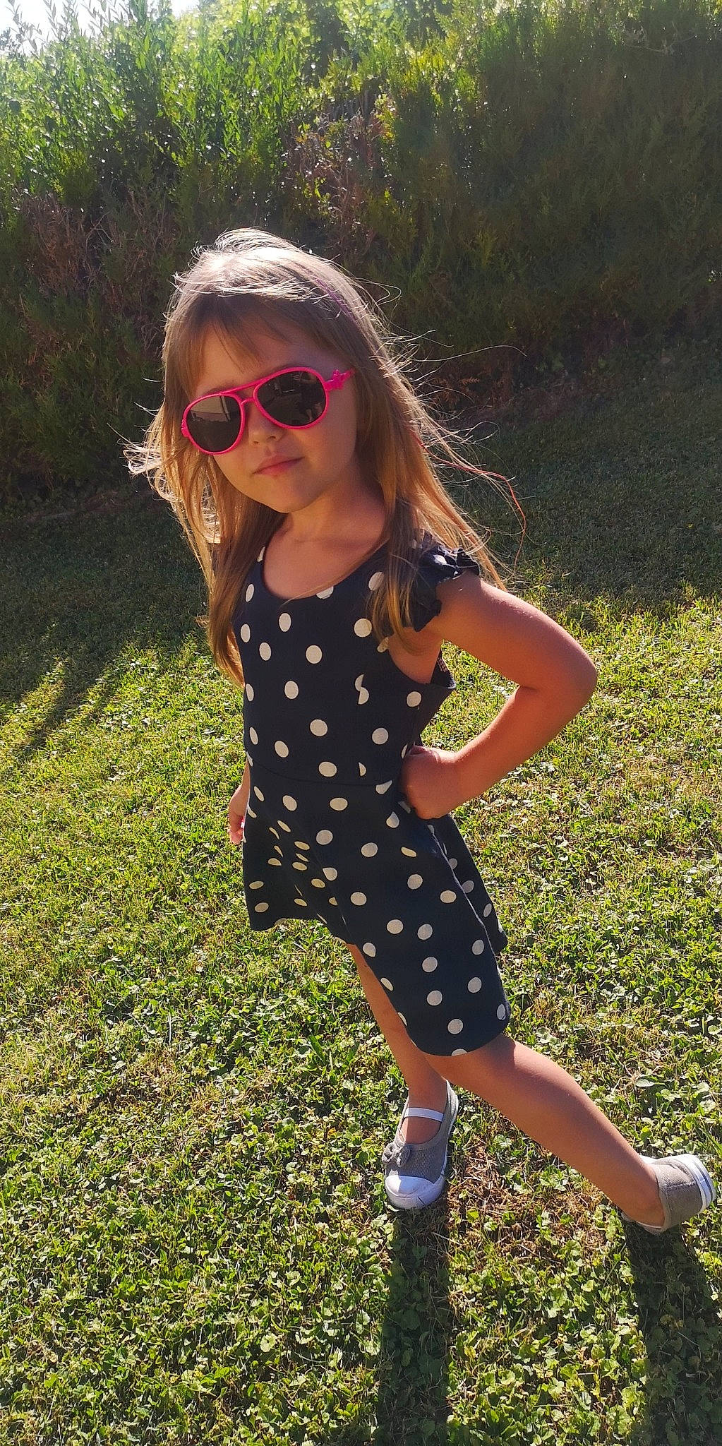 Maëline a rejoint le concours — aidez-le/la à gagner de superbes lots ! child, clothing, cool, design, dress, eyewear, fawn, glasses, grass, long_hair, pattern, person, photography, plant, polka_dot, shoe, summer, sunglasses, vacation, vision_care