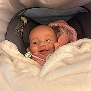 Marie a rejoint le concours — aidez-le/la à gagner de superbes lots ! baby, blanket, child, clothing, cozy, cushion, cute, face, happy, indoor, infant, newborn, pink, portrait, seat, smile, soft, warm, white, wrapped