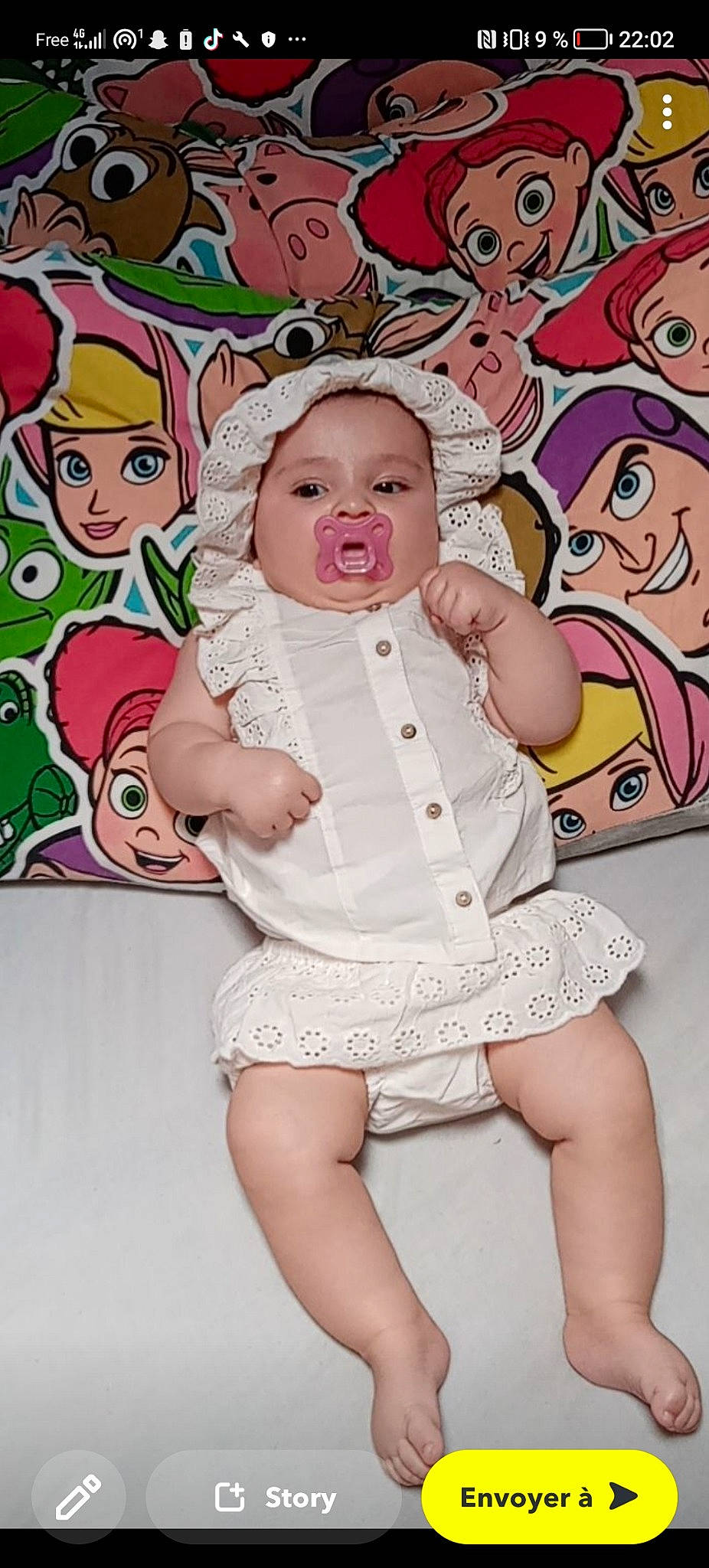 Kaylie a rejoint le concours — aidez-le/la à gagner de superbes lots ! art, baby, baby_toddler_clothing, cheek, child, day_dress, eyelash, finger, fun, gesture, happy, headgear, headwear, interaction, pattern, person, pink, skin, sleeve, textile