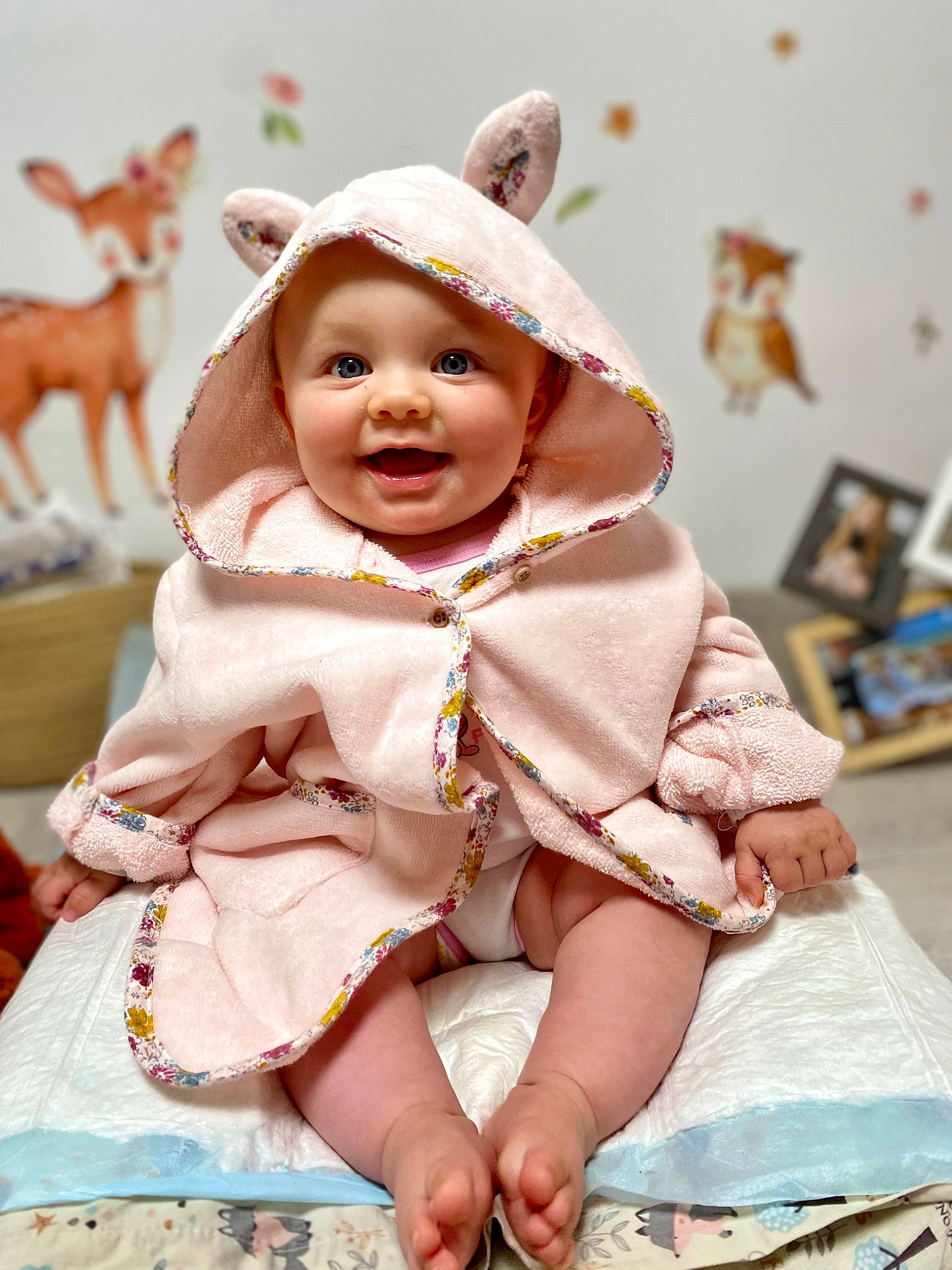 Rafaëla participe au concours pour gagner de l'argent avec cette photo : baby, baby_toddler_clothing, cap, child, dress, event, face, fashion_accessory, fun, happy, headgear, headwear, outerwear, pattern, peach, person, pink, skin, sleeve, smile