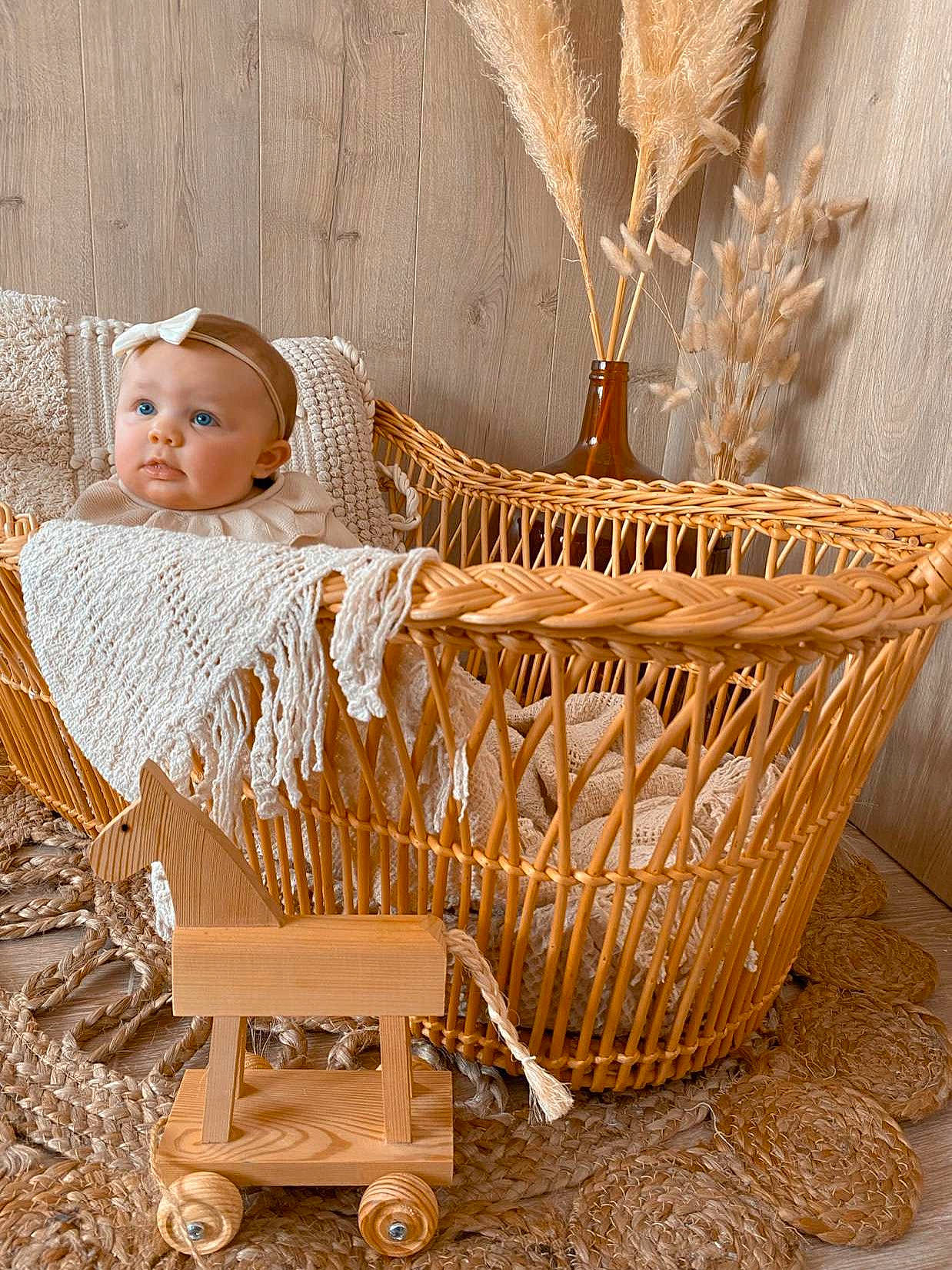 Rafaëla a rejoint le concours — aidez-le/la à gagner de superbes lots ! baby, baby_products, basket, beige, chair, comfort, event, fashion_accessory, grass, hardwood, home_accessories, infant_bed, people_in_nature, person, plant, storage_basket, toddler, twig, wheel, wicker