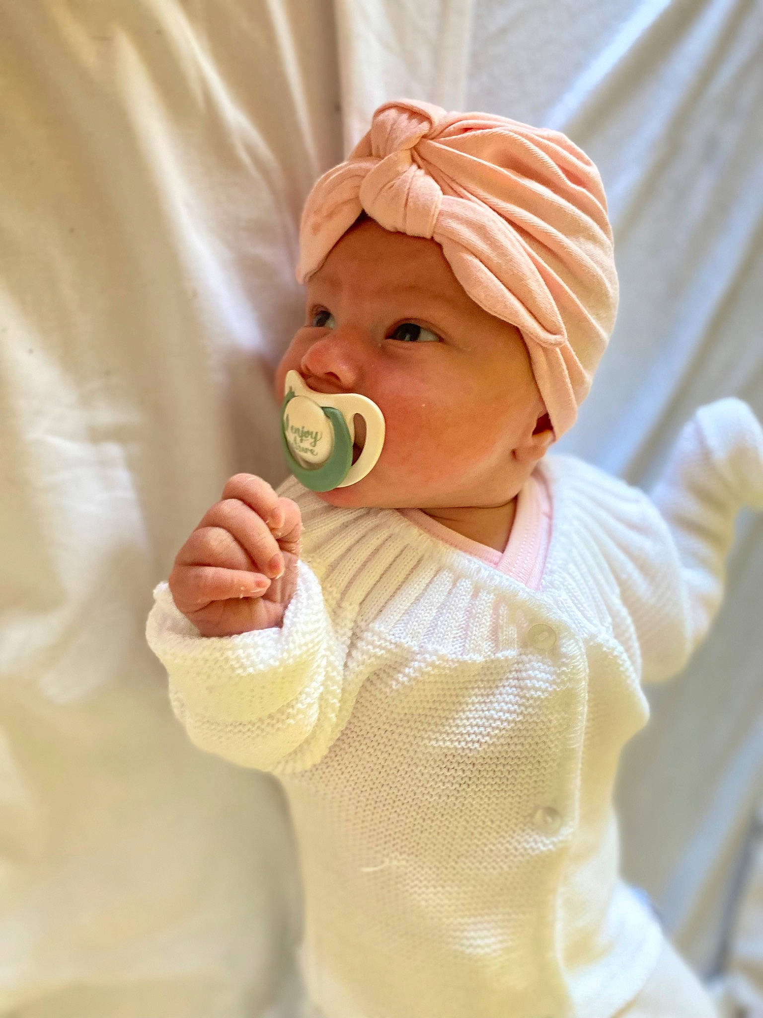 Jade a rejoint le concours — aidez-le/la à gagner de superbes lots ! baby, baby_products, baby_toddler_clothing, cap, child, comfort, eye, eyelash, fashion_accessory, finger, gesture, happy, hat, head, headwear, linens, lip, peach, person, sleeve