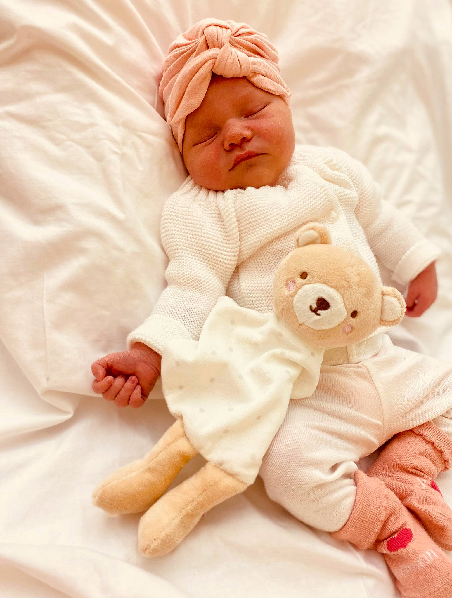 Jade participe au concours pour gagner de l'argent avec cette photo : baby, baby_sleeping, baby_toddler_clothing, bed_sheet, bedding, child, comfort, foot, fur, gesture, hat, headwear, linens, orange, peach, person, sleeve, thumb, toddler
