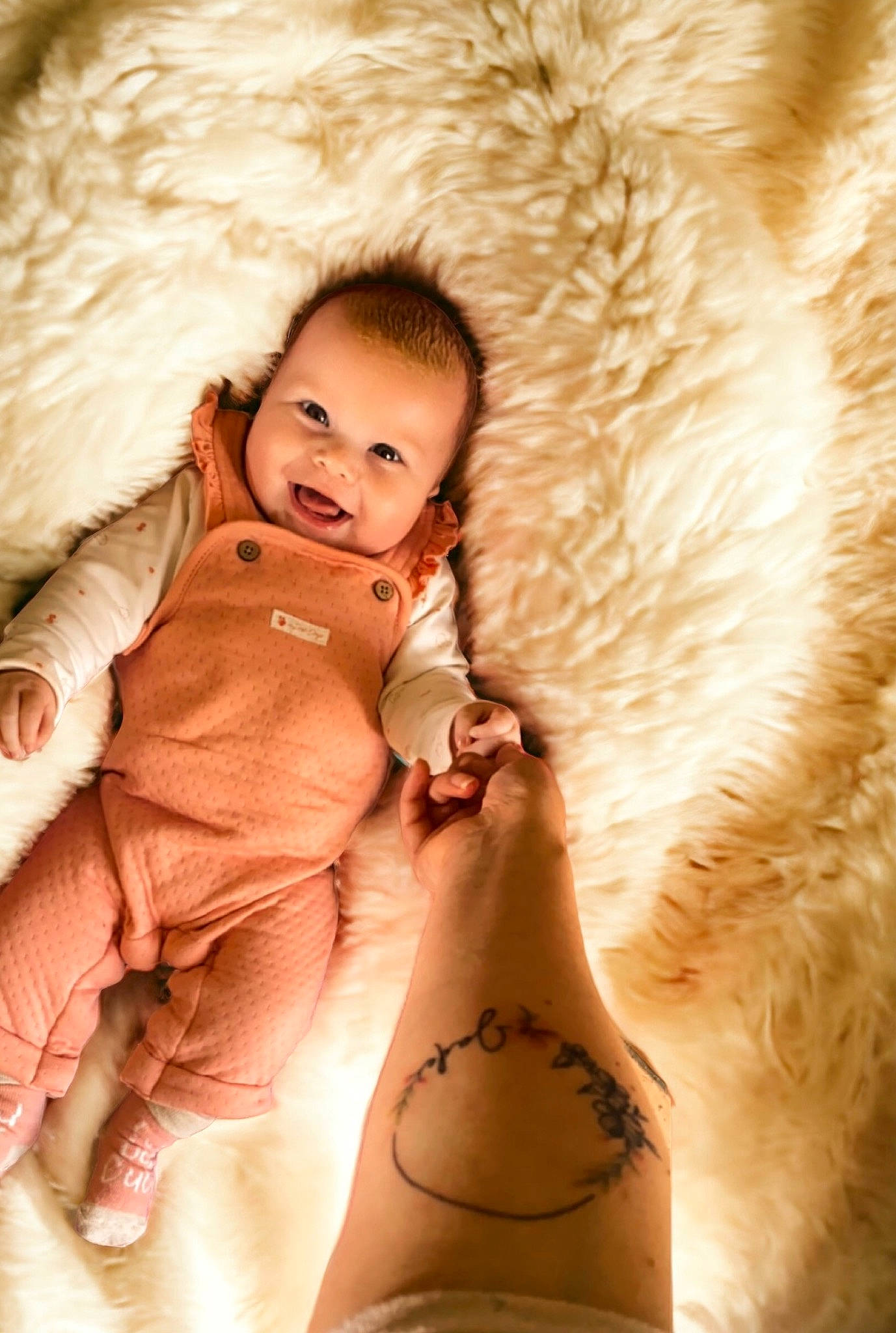 Jade participe au concours pour gagner de l'argent avec cette photo : abdomen, baby, comfort, dress, eye, flash_photography, fur, fur_clothing, gesture, hairstyle, happy, head, human_body, linens, nose, outerwear, person, skin, smile, textile