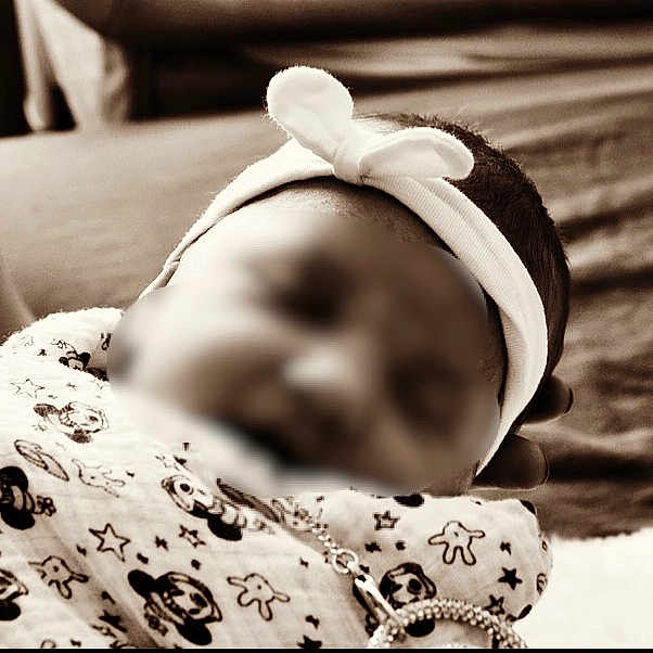 Nélya a rejoint le concours — aidez-le/la à gagner de superbes lots ! baby, baby_sleeping, bedtime, black_and_white, child, comfort, eye, eyelash, flash_photography, happy, human_body, linens, monochrome, monochrome_photography, pattern, room, stock_photography, style, toddler, white