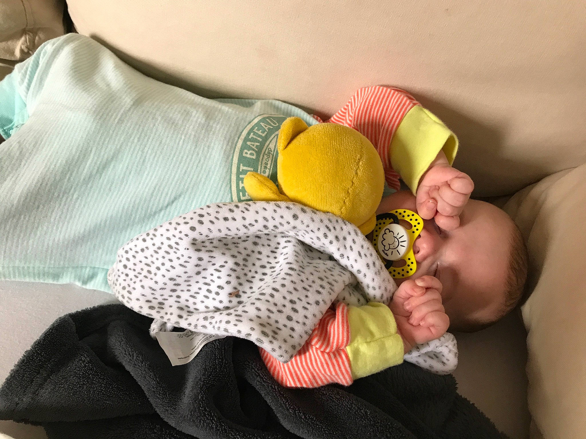 Malonn participe au concours pour gagner de l'argent avec cette photo : baby, child, comfort, hand, knitting, linens, nap, person, sleep, textile, wool, yellow
