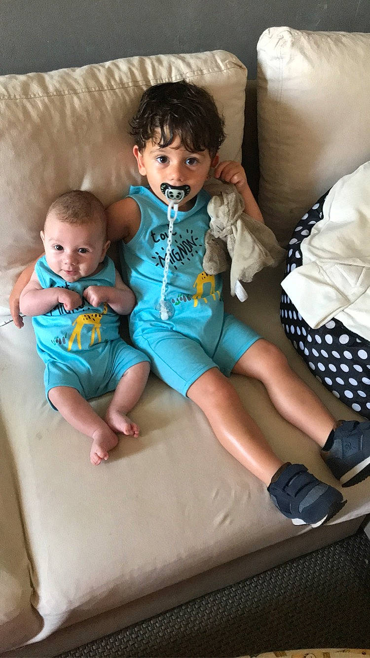 Malonn a rejoint le concours — aidez-le/la à gagner de superbes lots ! baby, baby_products, child, comfort, leg, person, play, product, sibling, sitting, toddler