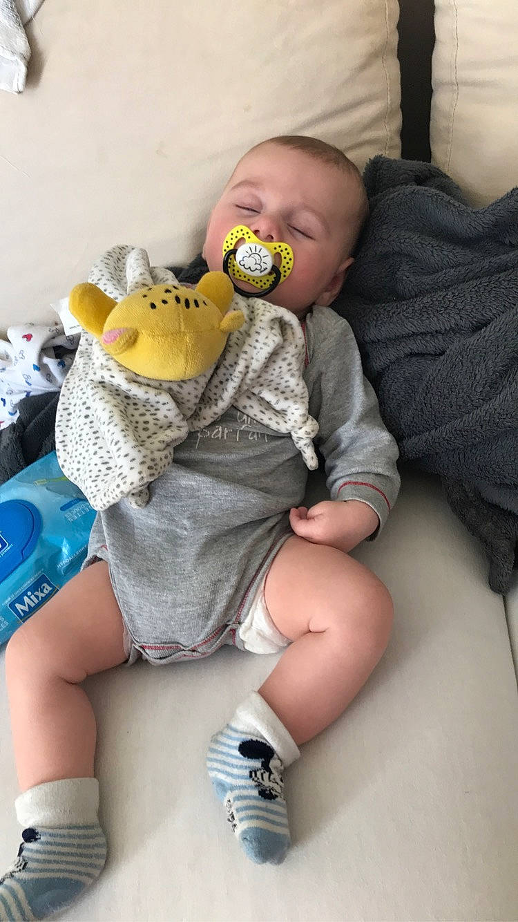 Malonn participe au concours pour gagner de l'argent avec cette photo : baby, child, leg, nap, person, sleep, toddler