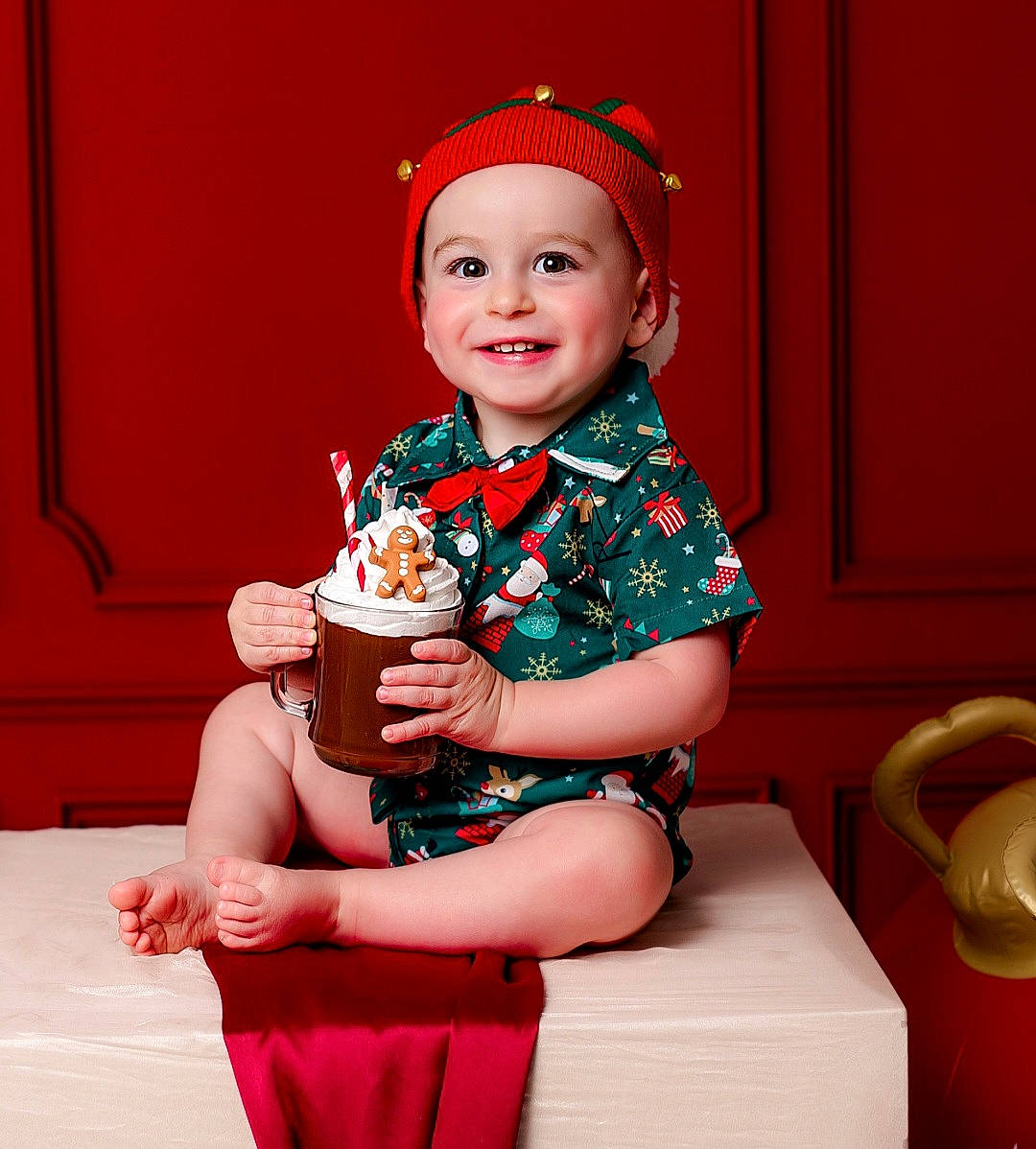 Zackary a rejoint le concours — aidez-le/la à gagner de superbes lots ! baby, baby_toddler_clothing, child, costume_hat, event, face, fun, happy, hat, headwear, holiday, human_leg, joy, lap, magenta, person, pink, shorts, sitting, sleeve