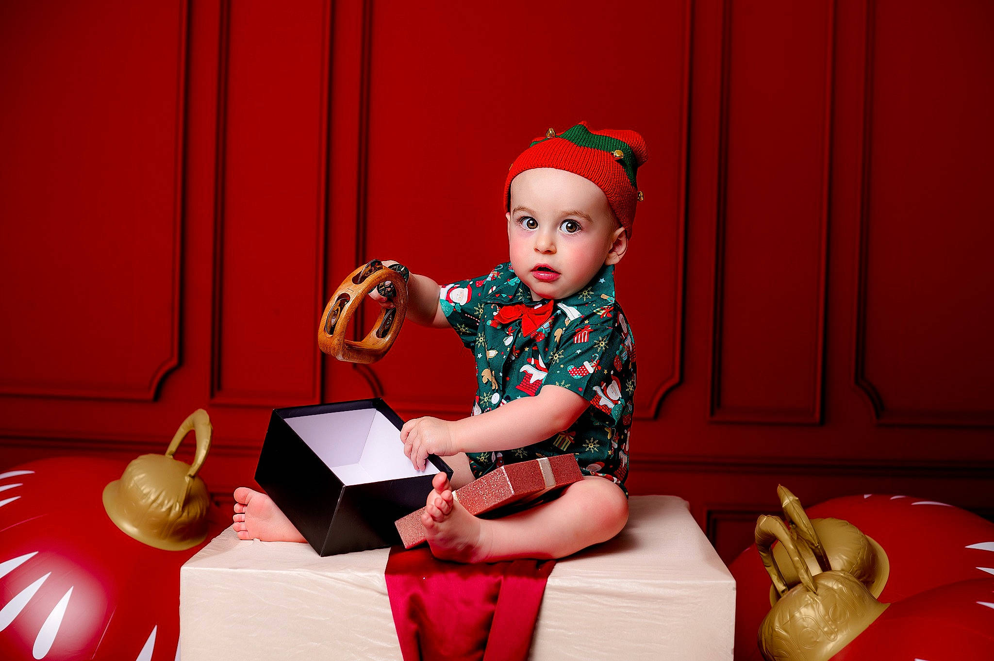 Zackary participe au concours pour gagner de l'argent avec cette photo : baby, baby_toddler_clothing, cap, carmine, child, entertainment, event, flash_photography, fun, happy, hat, headwear, holiday, human_leg, magenta, person, pink, red, shoe, sitting